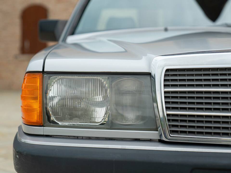 Image 9/50 of Mercedes-Benz 190 E 1.8 (1991)