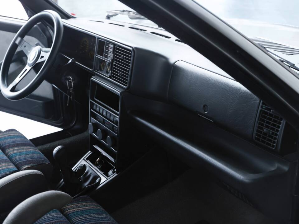 Image 42/50 of Lancia Delta HF Integrale (1988)