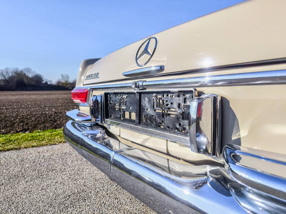Afbeelding 11/24 van Mercedes-Benz 220 SE b (1964)