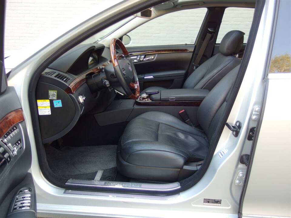 Image 31/98 of Mercedes-Benz S 500 L (2007)