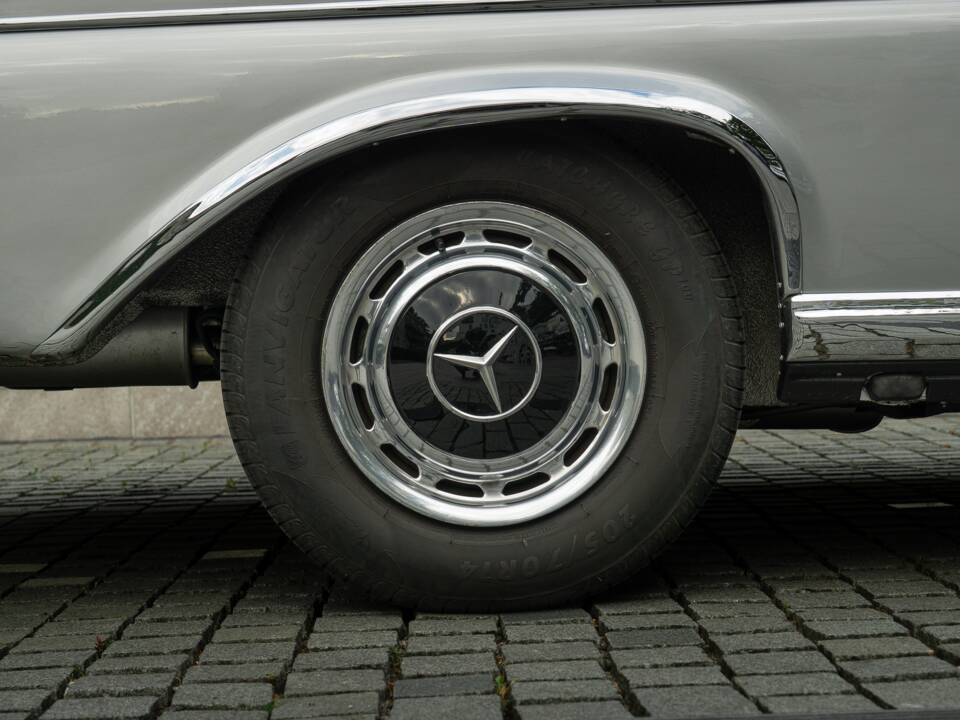 Image 16/95 of Mercedes-Benz 280 SE 3,5 (1970)