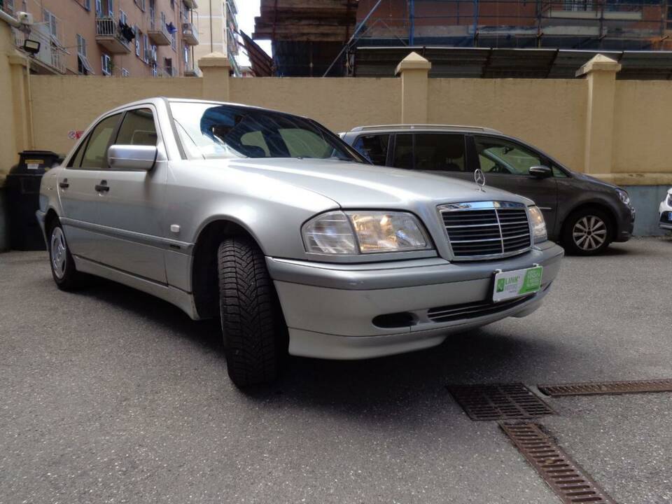 Image 2/10 de Mercedes-Benz C 180 (1998)