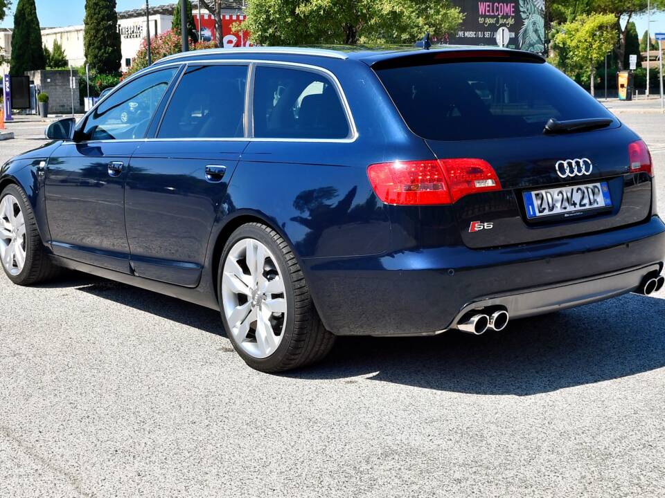Bild 6/22 von Audi S6 Avant 5.2 V10 quattro (2006)
