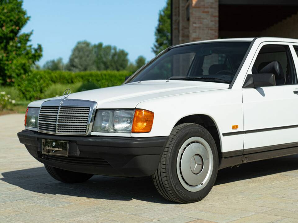 Afbeelding 12/44 van Mercedes-Benz 190 E (1987)