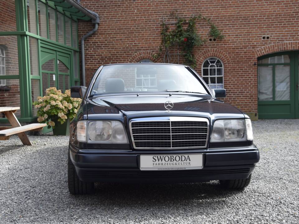 Image 5/15 of Mercedes-Benz E 200 (1997)