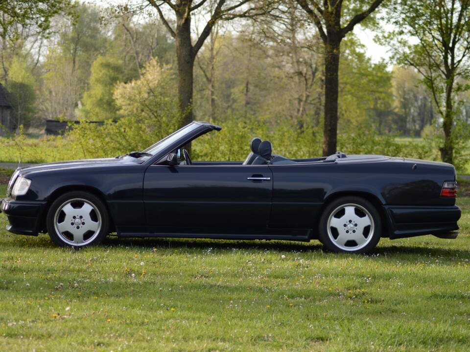 Image 7/22 of Mercedes-Benz 300 CE-24 (1993)