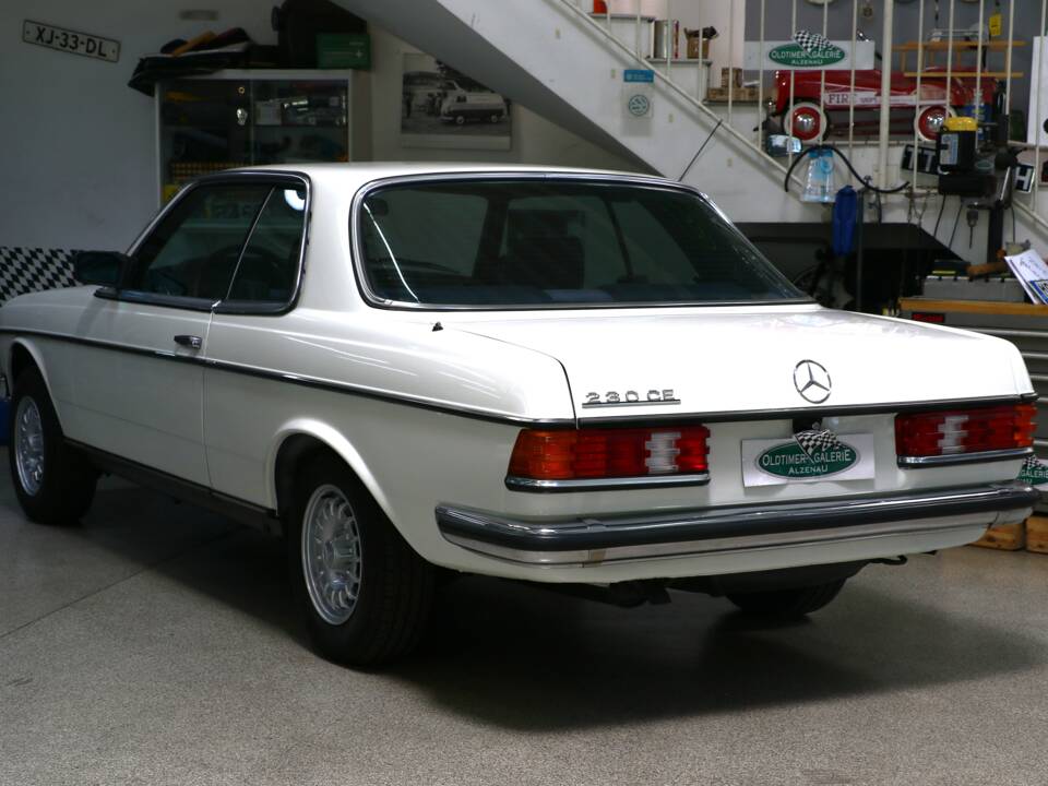 Bild 32/38 von Mercedes-Benz 230 CE (1984)