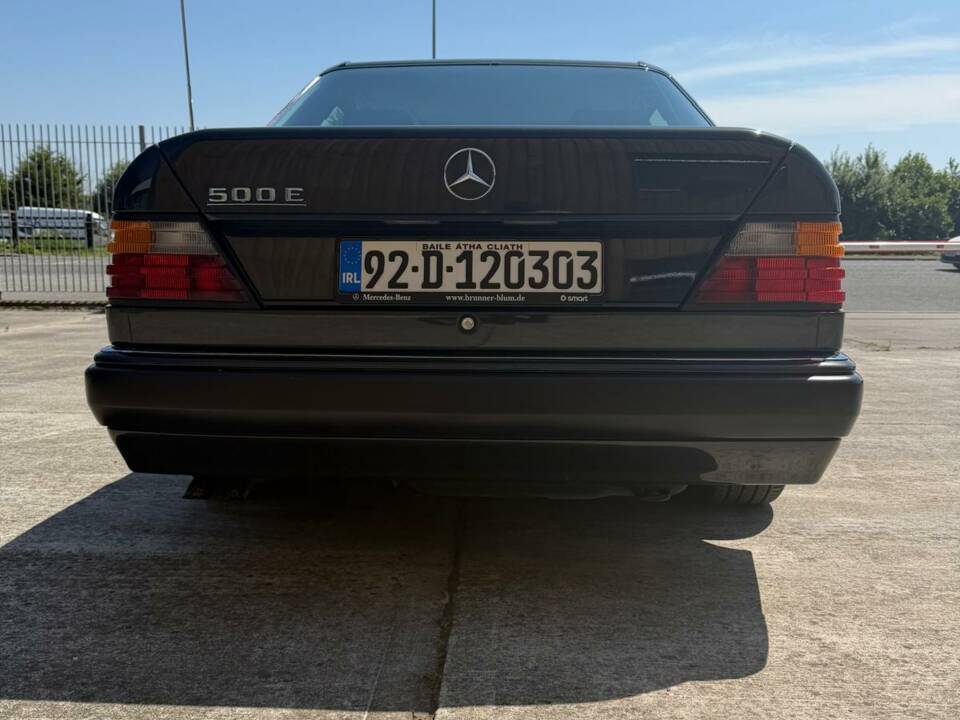 Image 22/23 of Mercedes-Benz 500 E (1992)