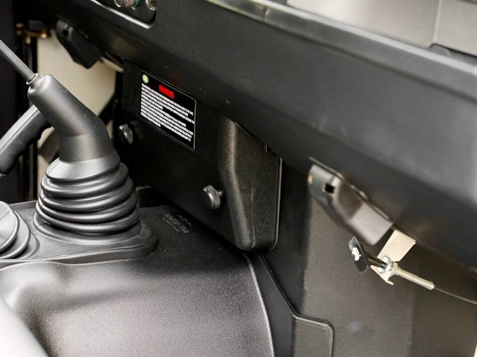 Image 81/96 of Land Rover Defender 90 (1995)