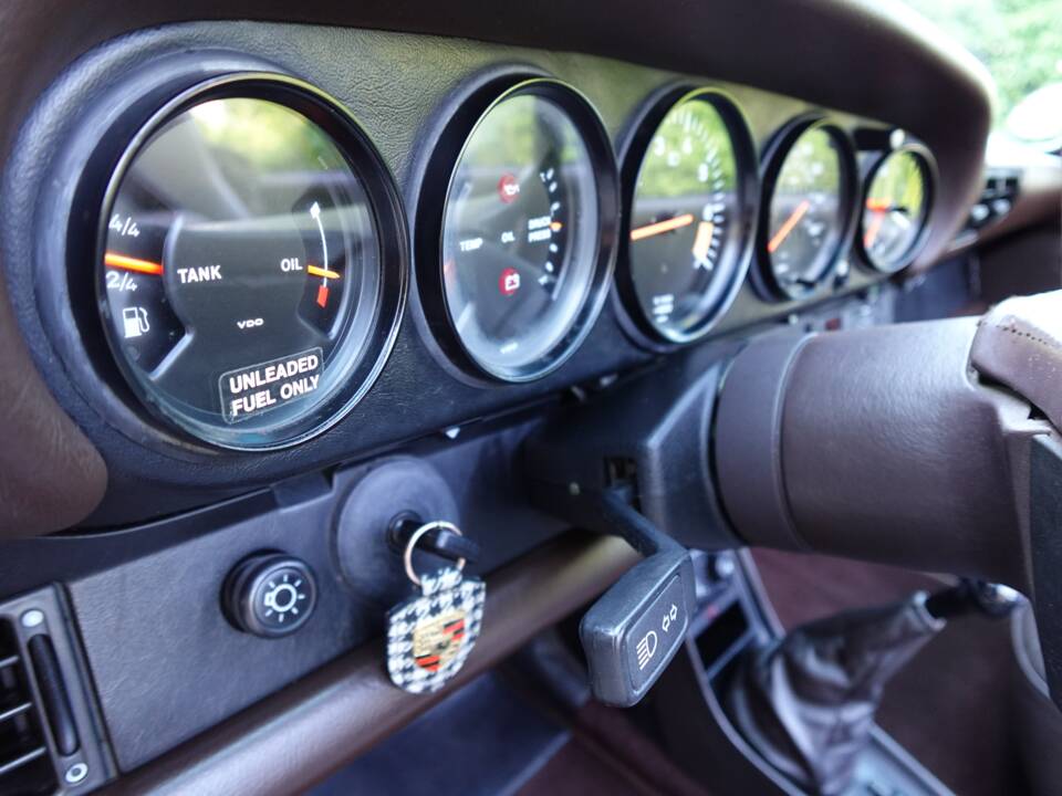 Image 22/40 of Porsche 911 Carrera 3.2 (1986)