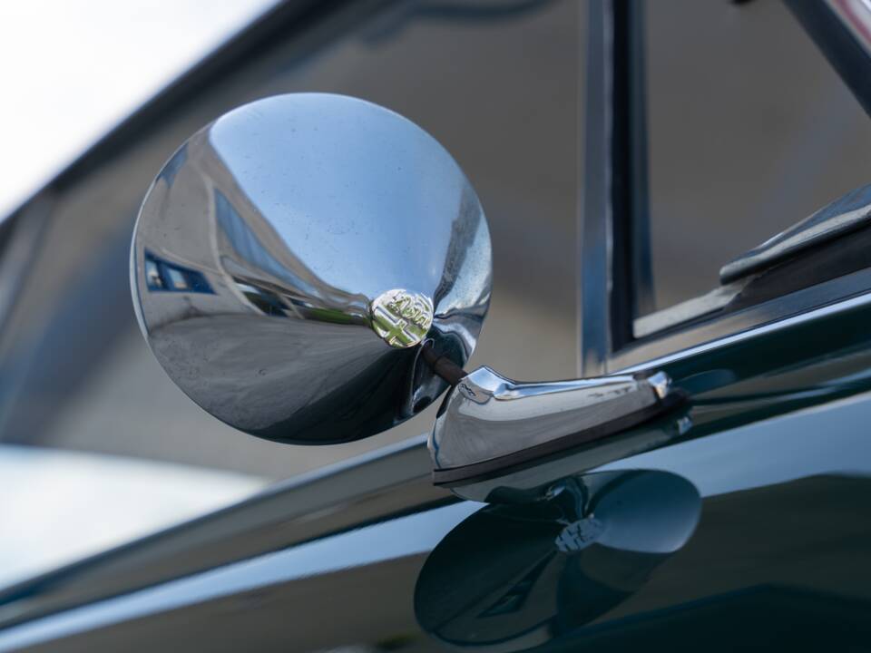 Image 14/83 of Alfa Romeo Giulia GT 1300 Junior (1968)