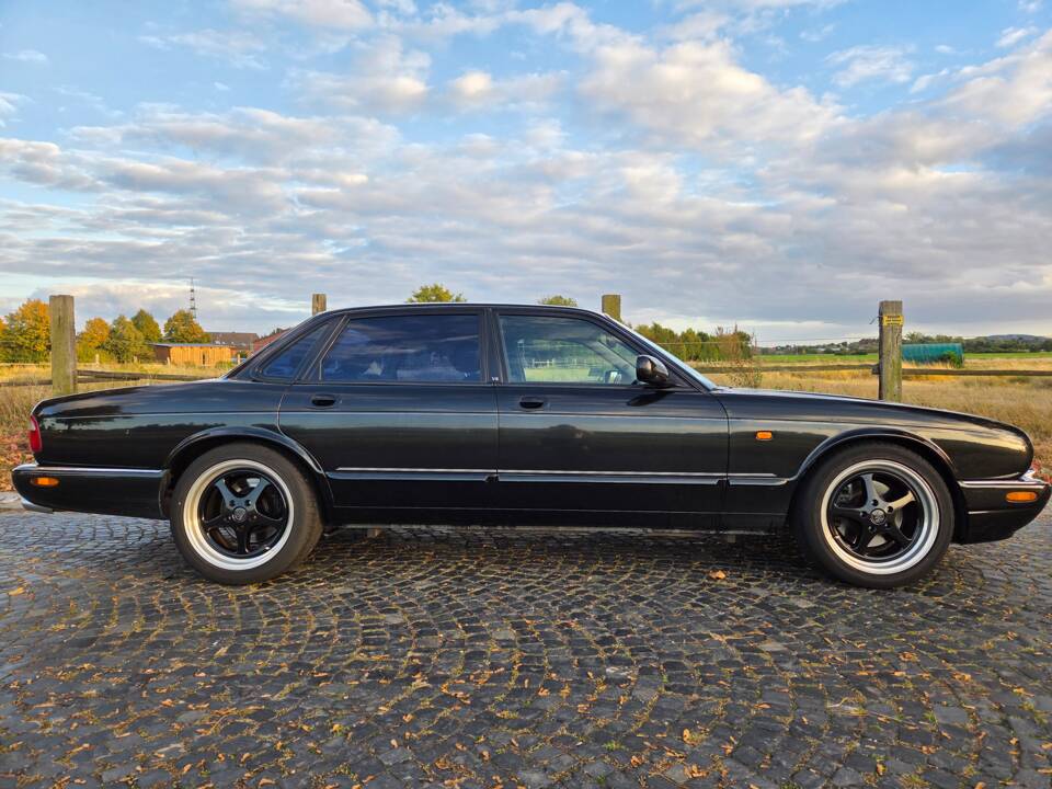 Image 3/15 de Jaguar XJR 4.0 (2000)
