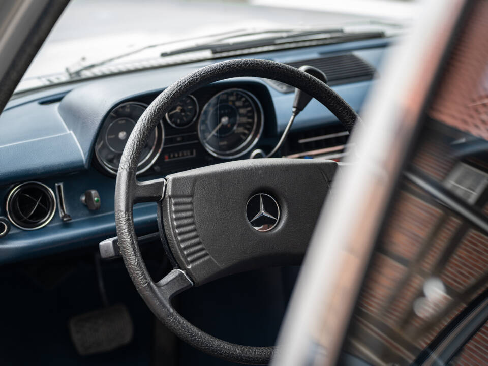 Image 24/63 of Mercedes-Benz 230&#x2F;6 (1974)