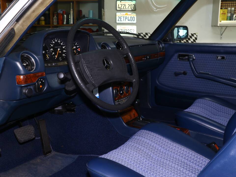 Image 15/25 of Mercedes-Benz 280 CE (1977)