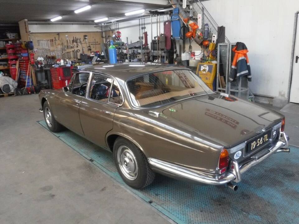 Image 10/50 of Jaguar XJ 6 2.8 (1972)