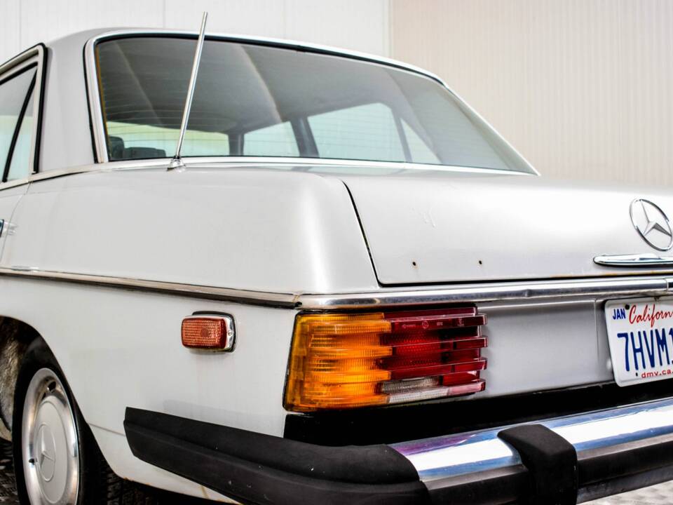 Image 15/50 of Mercedes-Benz 240 D (1976)