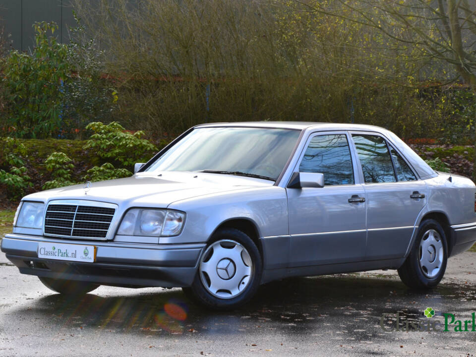 Image 1/39 of Mercedes-Benz 200 D (1993)