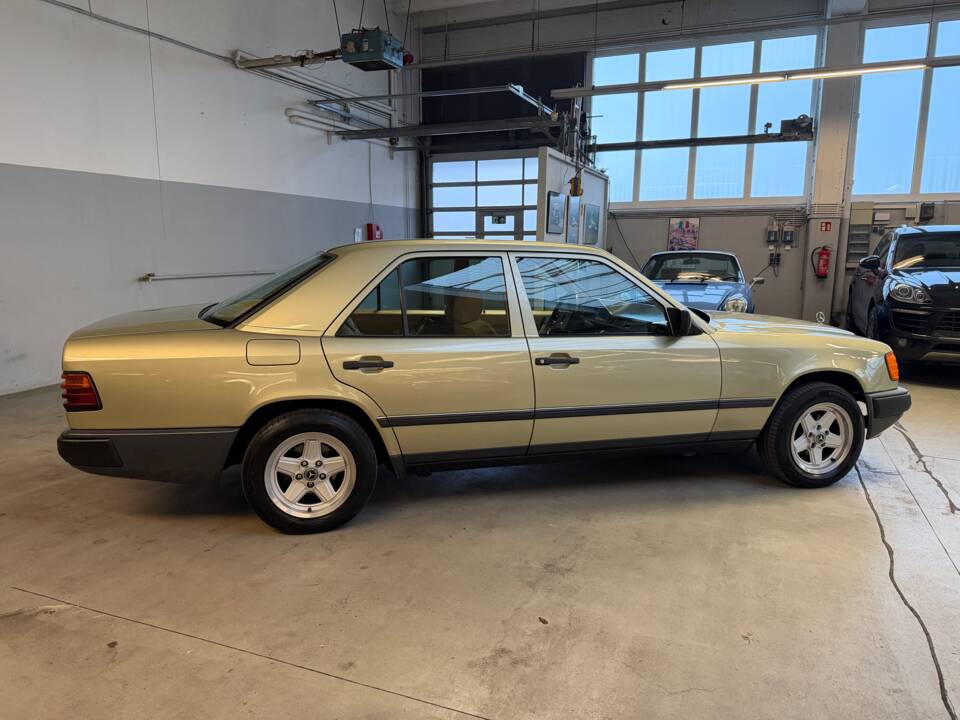 Afbeelding 9/33 van Mercedes-Benz 230 E (1985)