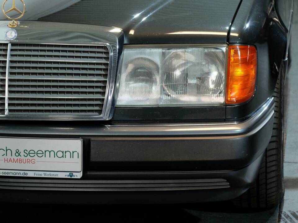 Image 18/32 de Mercedes-Benz 400 E (1991)
