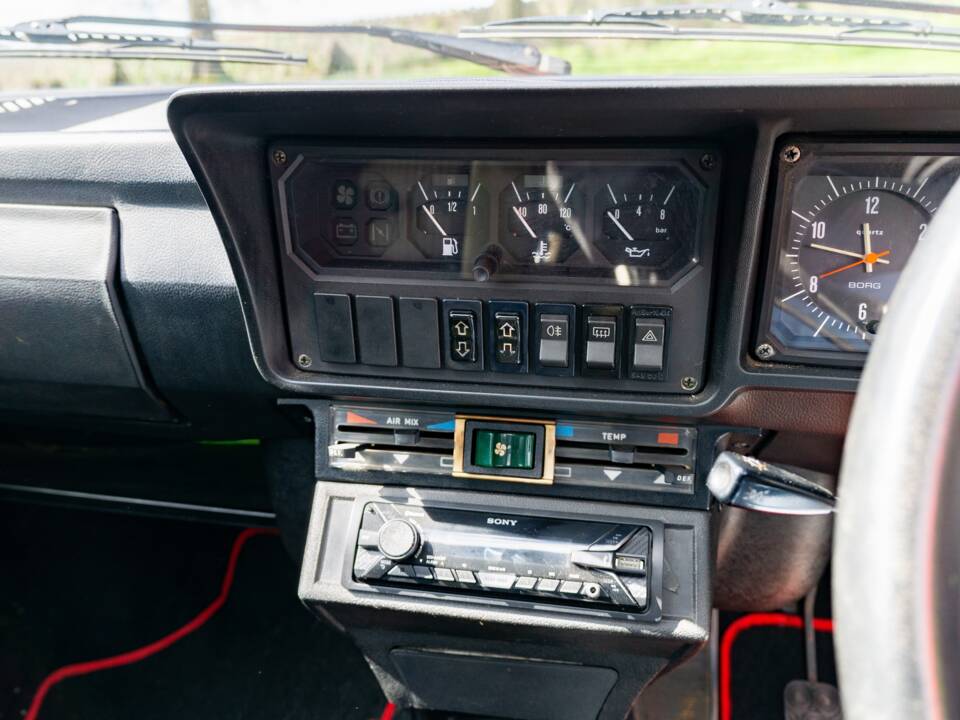 Image 14/25 of Alfa Romeo GTV 6 2.5 (1984)