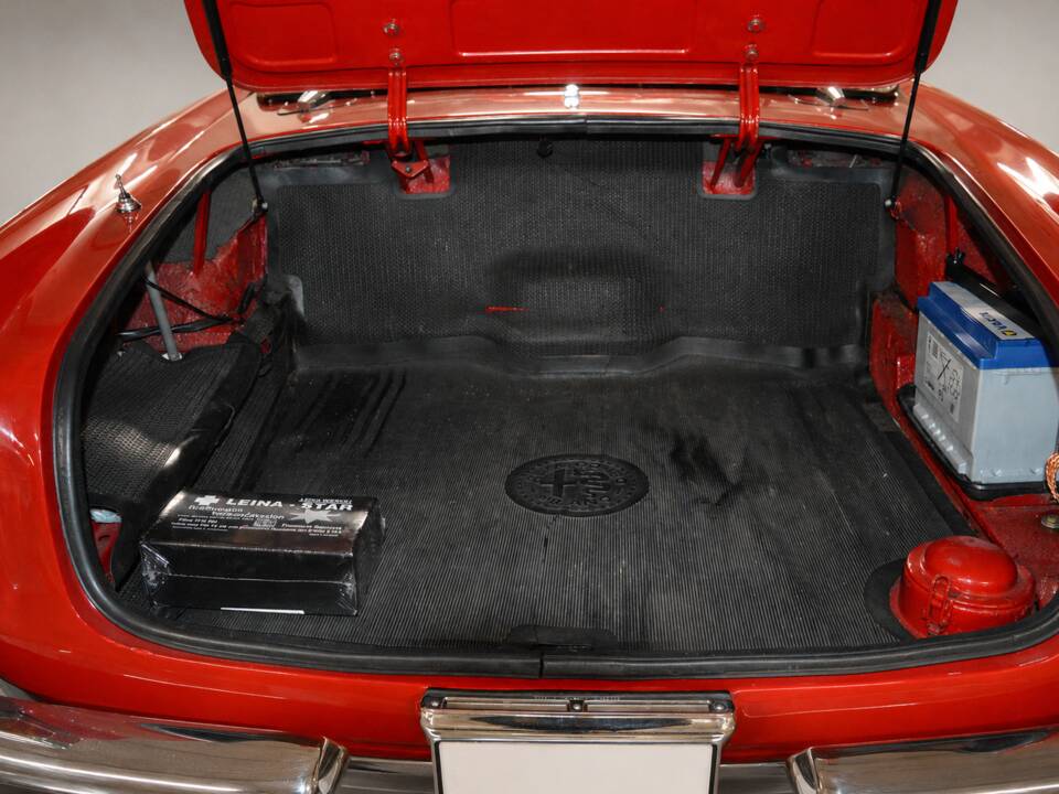 Image 25/31 of Alfa Romeo 2600 Spider (1964)