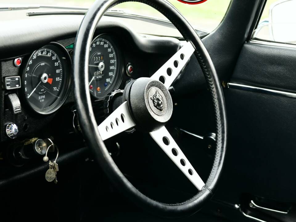 Image 24/50 de Jaguar E-Type V12 (2+2) (1972)