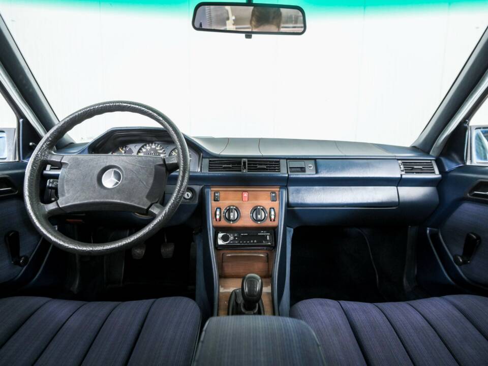 Image 5/50 of Mercedes-Benz 200 (1986)