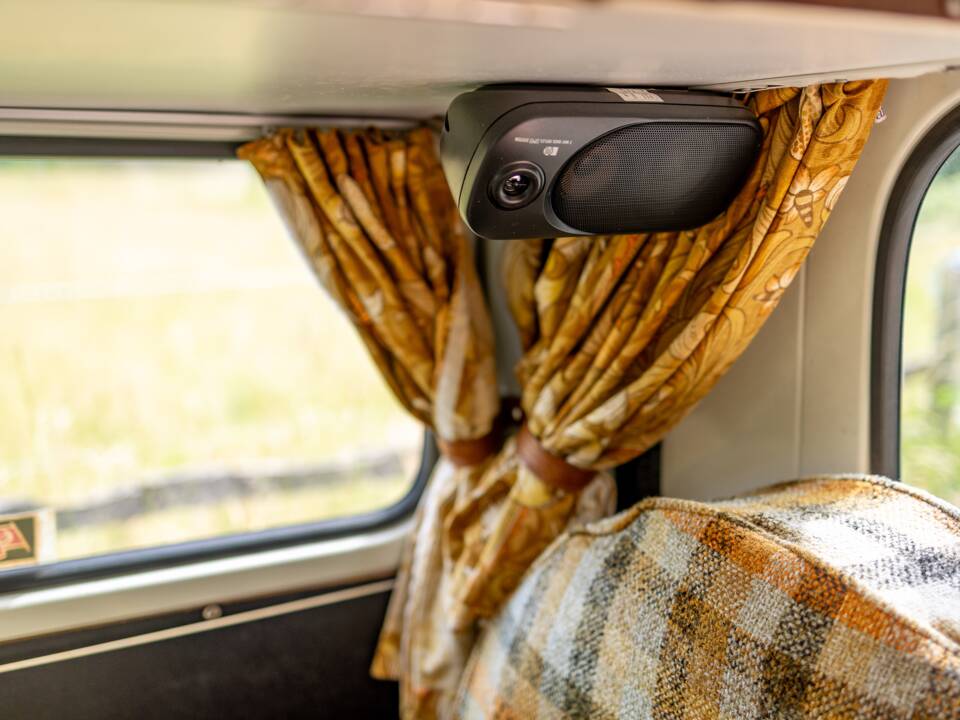 Image 38/47 of Volkswagen T2b Camper (1977)