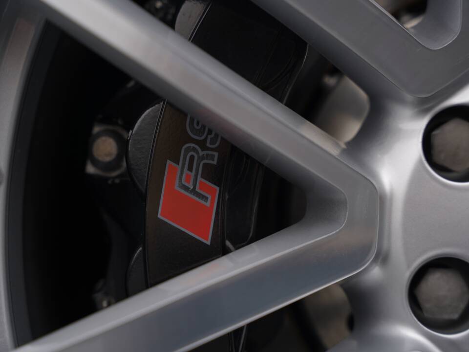 Immagine 41/50 di Audi RS6 Avant (2015)