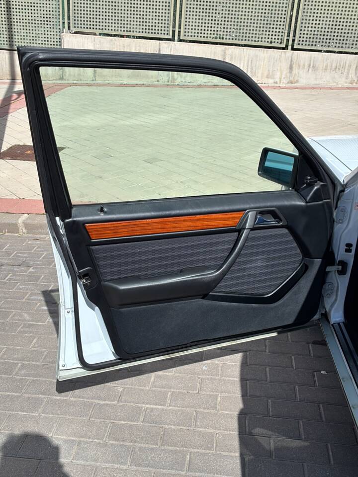 Immagine 7/33 di Mercedes-Benz 230 E (1992)