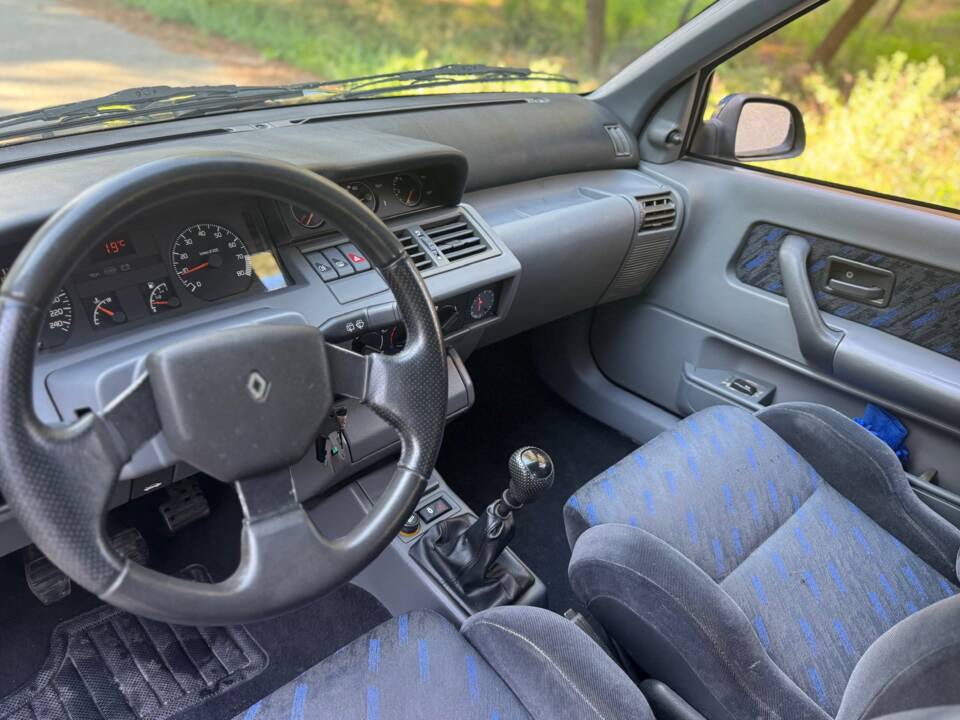 Bild 21/40 von Renault Clio I 1.8 16V (1993)