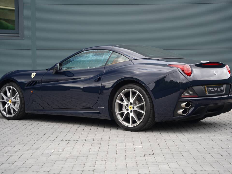 Image 2/50 de Ferrari California (2012)