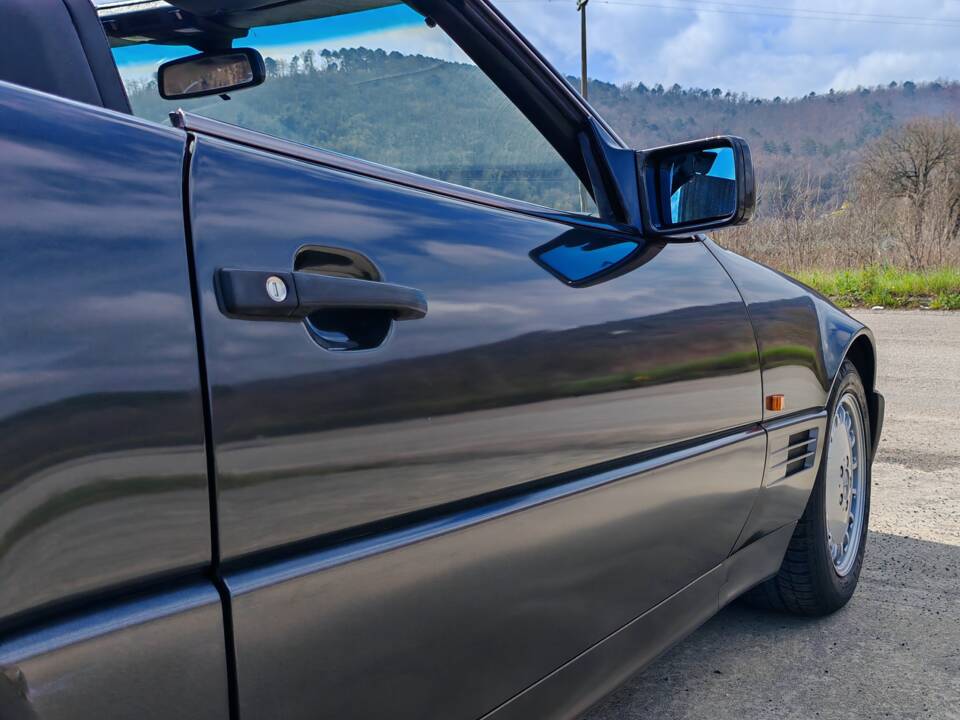 Image 22/42 of Mercedes-Benz 300 SL-24 (1992)