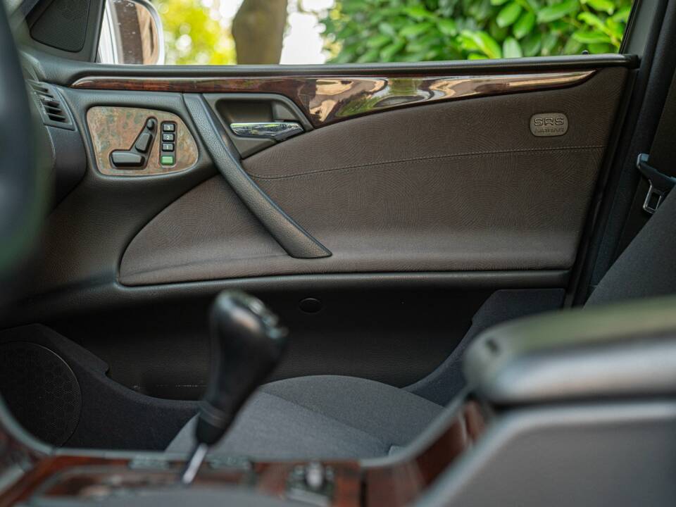 Image 39/50 of Mercedes-Benz E 430 (2000)