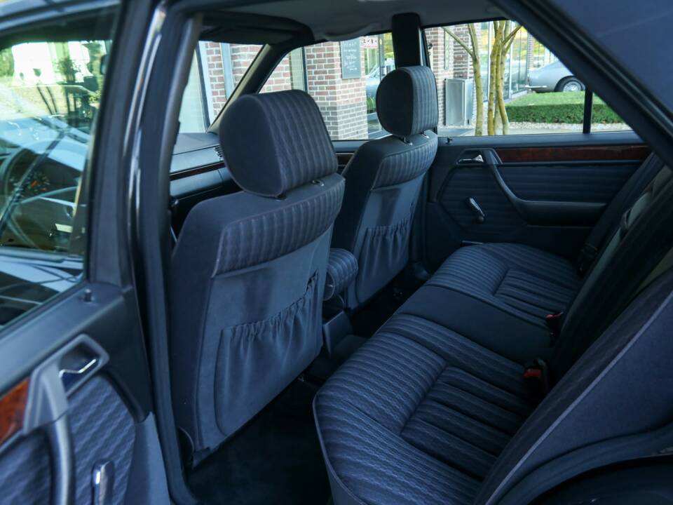 Image 26/50 of Mercedes-Benz 200 E (1992)