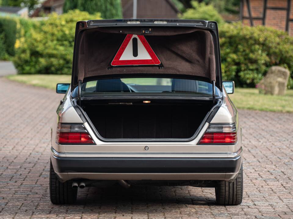 Immagine 18/73 di Mercedes-Benz 300 CE (1991)