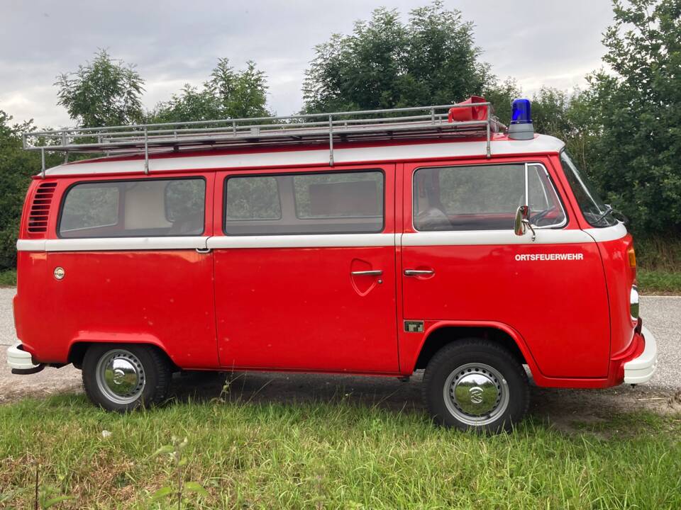 Image 11/25 of Volkswagen T2b minibus (1976)