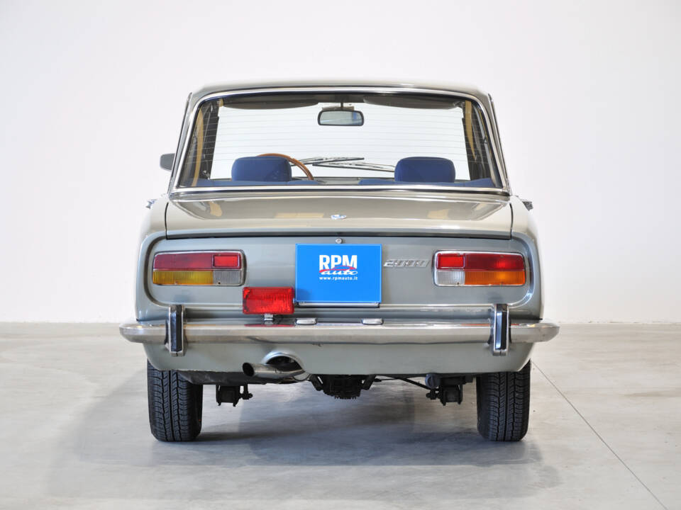 Image 5/39 of Alfa Romeo 2000 Berlina (1973)