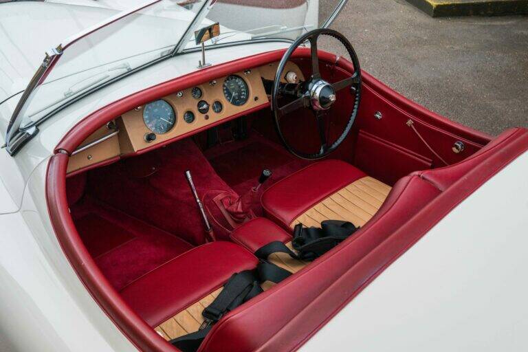 Image 28/43 of Jaguar XK 120 OTS (1951)