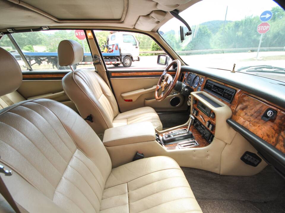 Image 22/44 of Jaguar XJ 12 (1990)