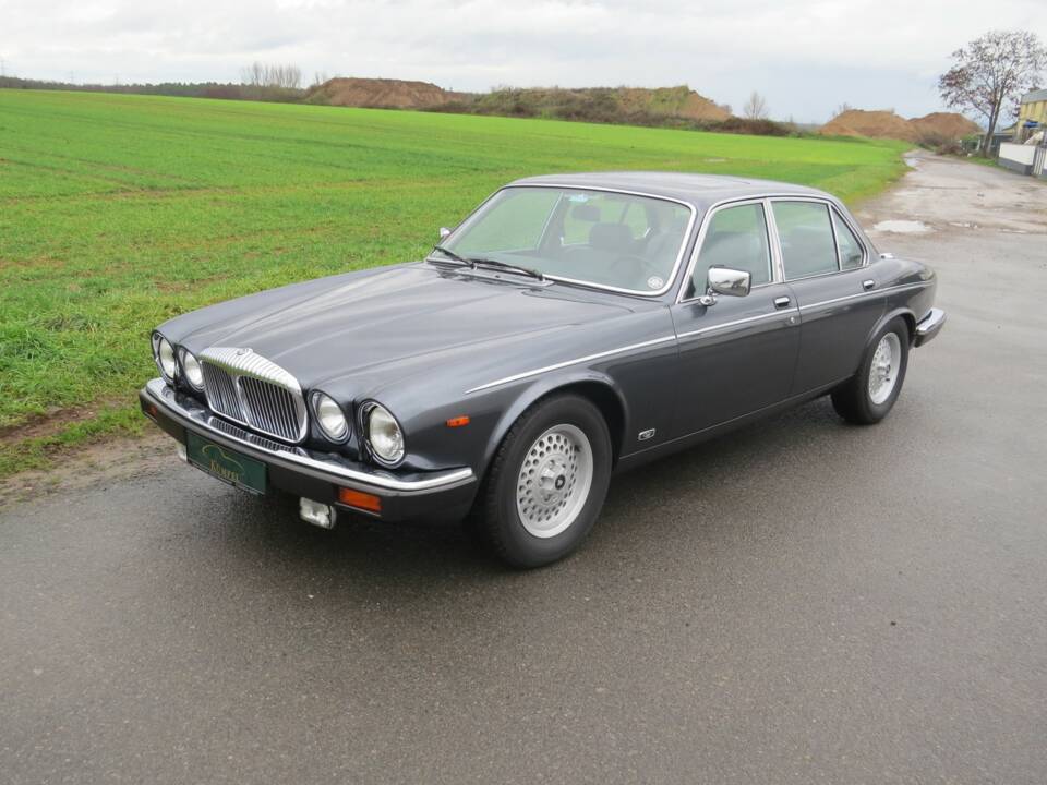 Image 1/30 of Daimler Double Six (1992)