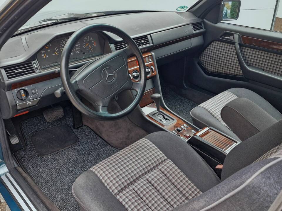 Afbeelding 15/38 van Mercedes-Benz E 200 (1995)