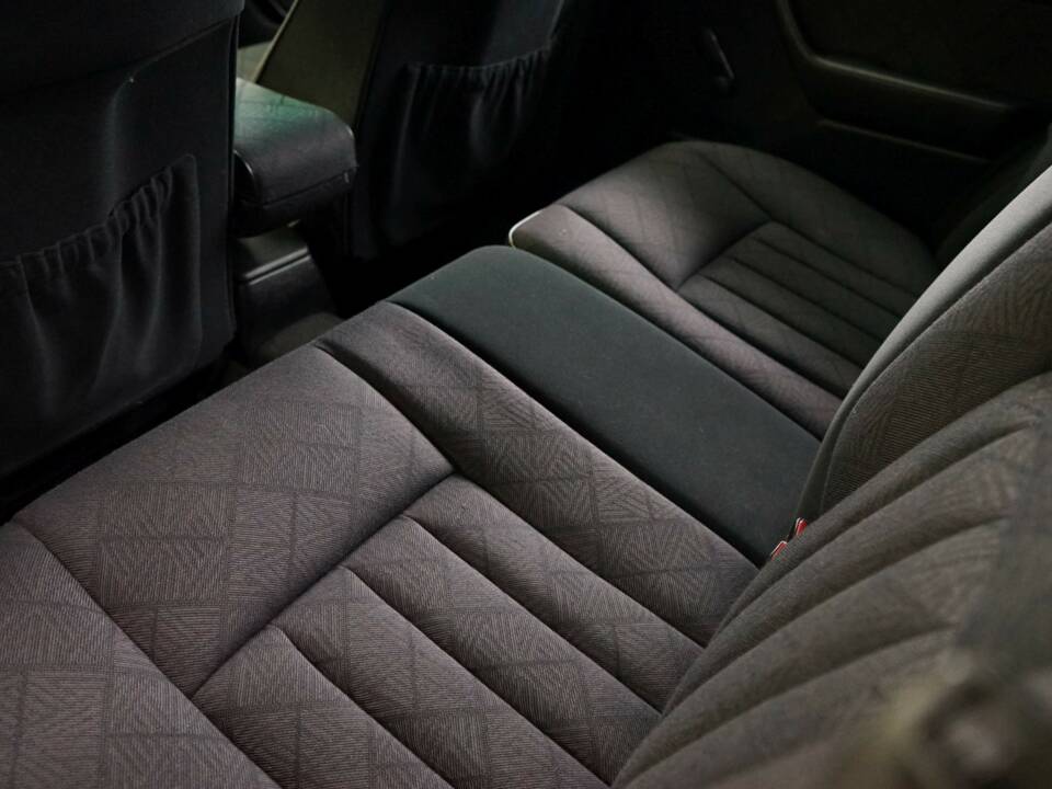 Image 21/36 de Mercedes-Benz E 220 T (1993)