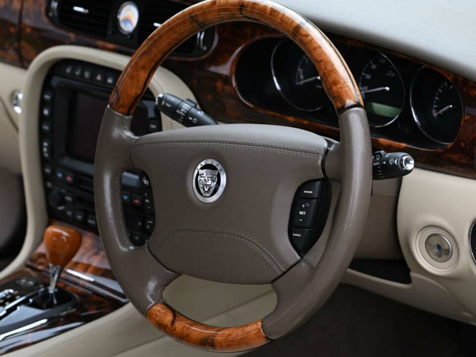 Image 30/50 de Jaguar XJ 8 4.2 (2009)