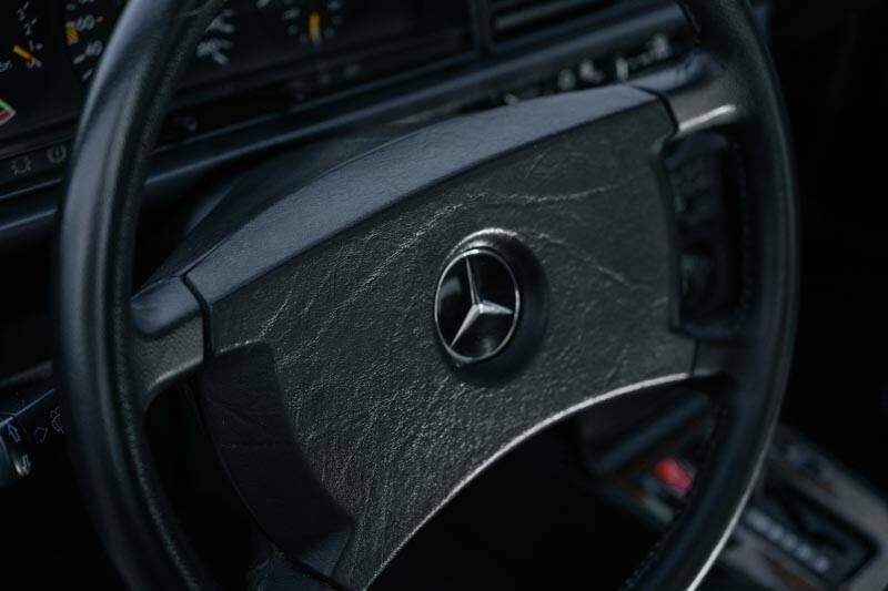 Image 46/69 de Mercedes-Benz 190 E 2.3-16 (1988)