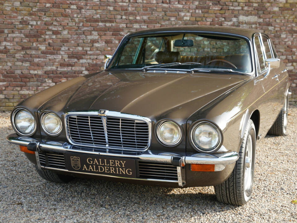 Bild 8/50 von Jaguar XJ 6 L 4.2 (1975)