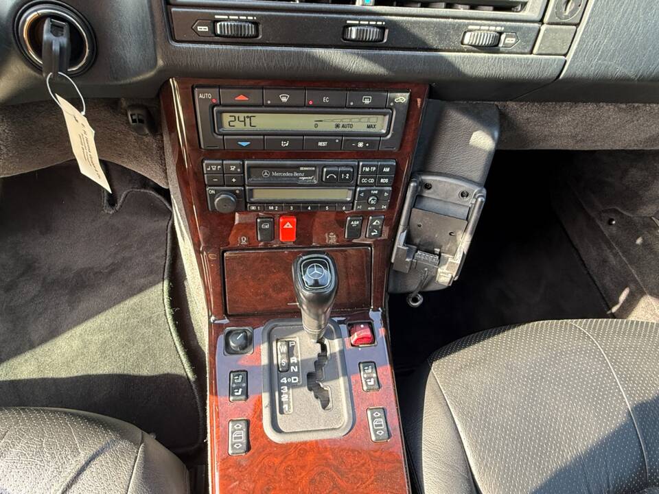 Image 15/29 de Mercedes-Benz SL 280 (1996)