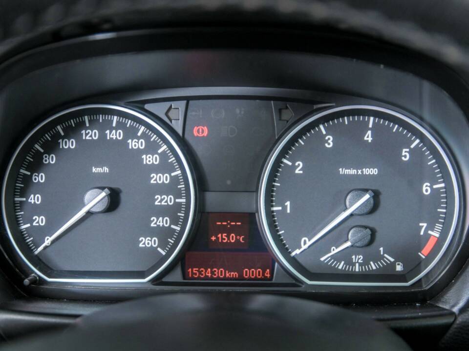 Image 15/19 of BMW 120i (2008)