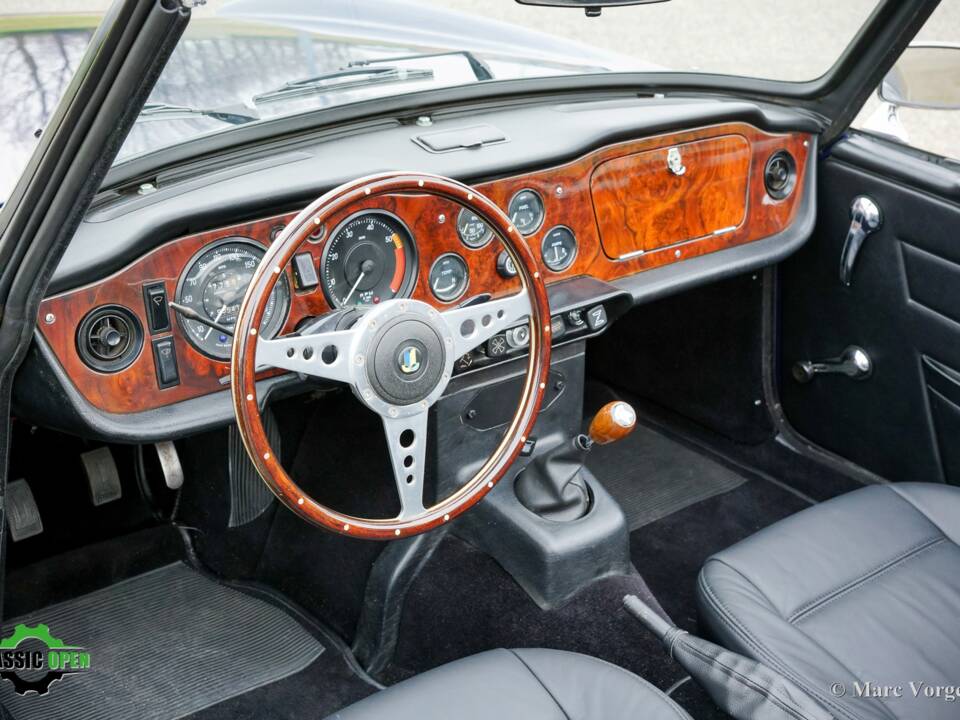 Image 5/42 of Triumph TR 6 PI (1972)