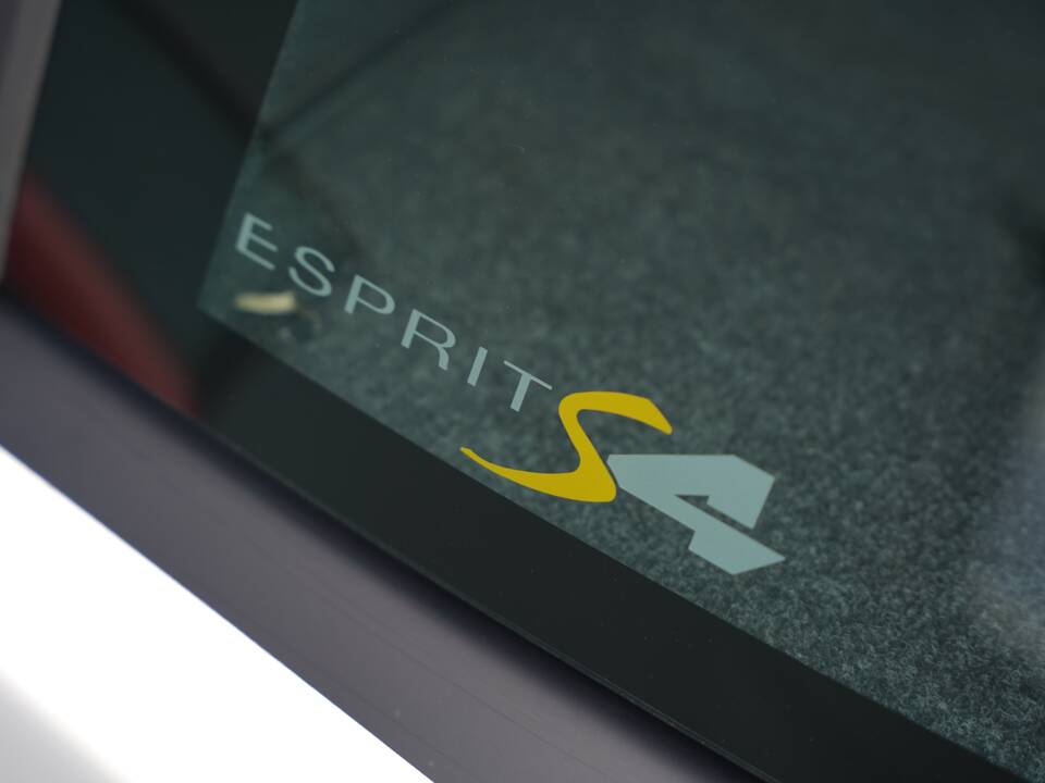 Image 41/50 of Lotus Esprit S4 (1994)